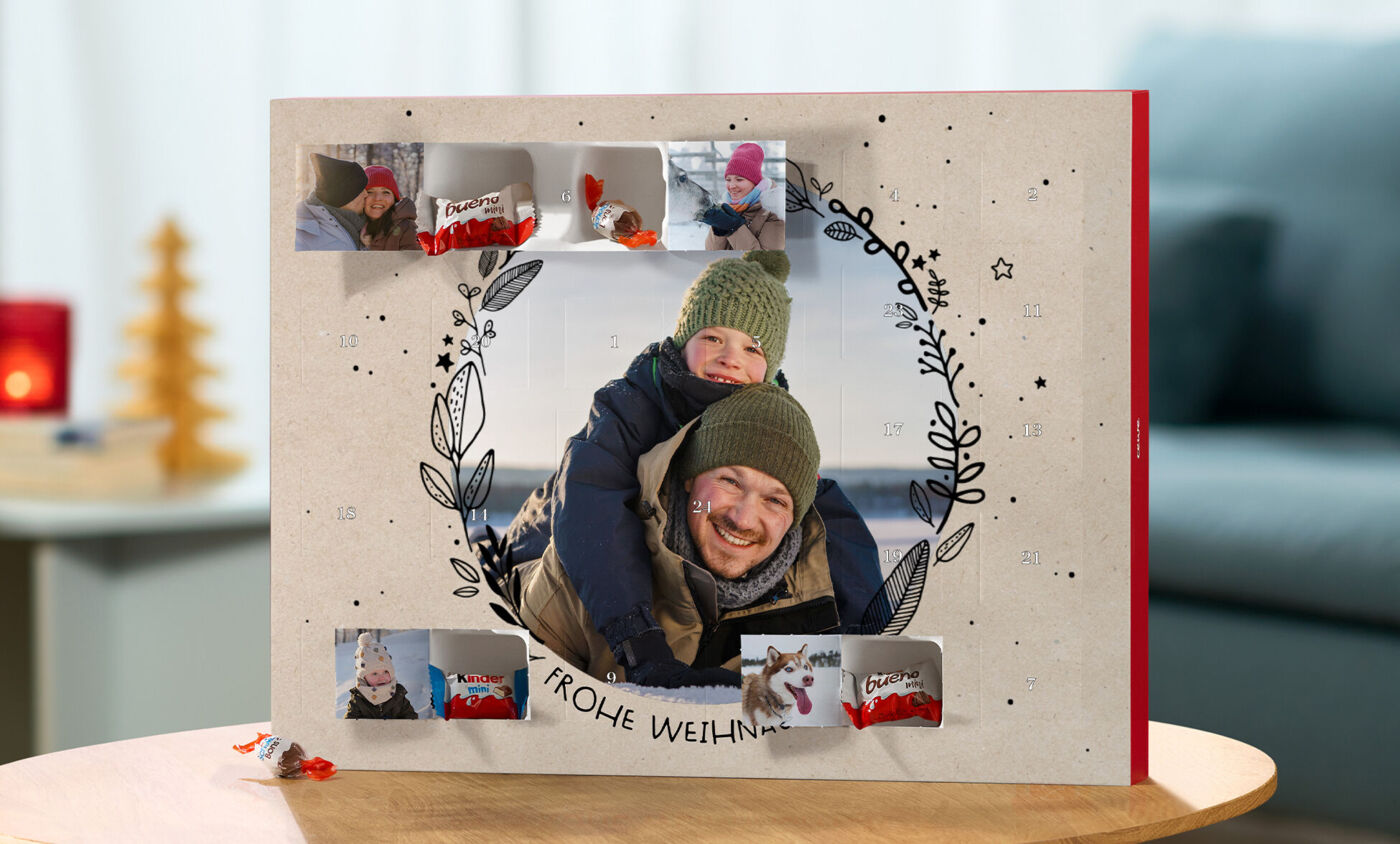CEWE Adventskalender mit Winterfoto und drei geöffneten Türchen, in denen sich Produkte von kinder befinden.