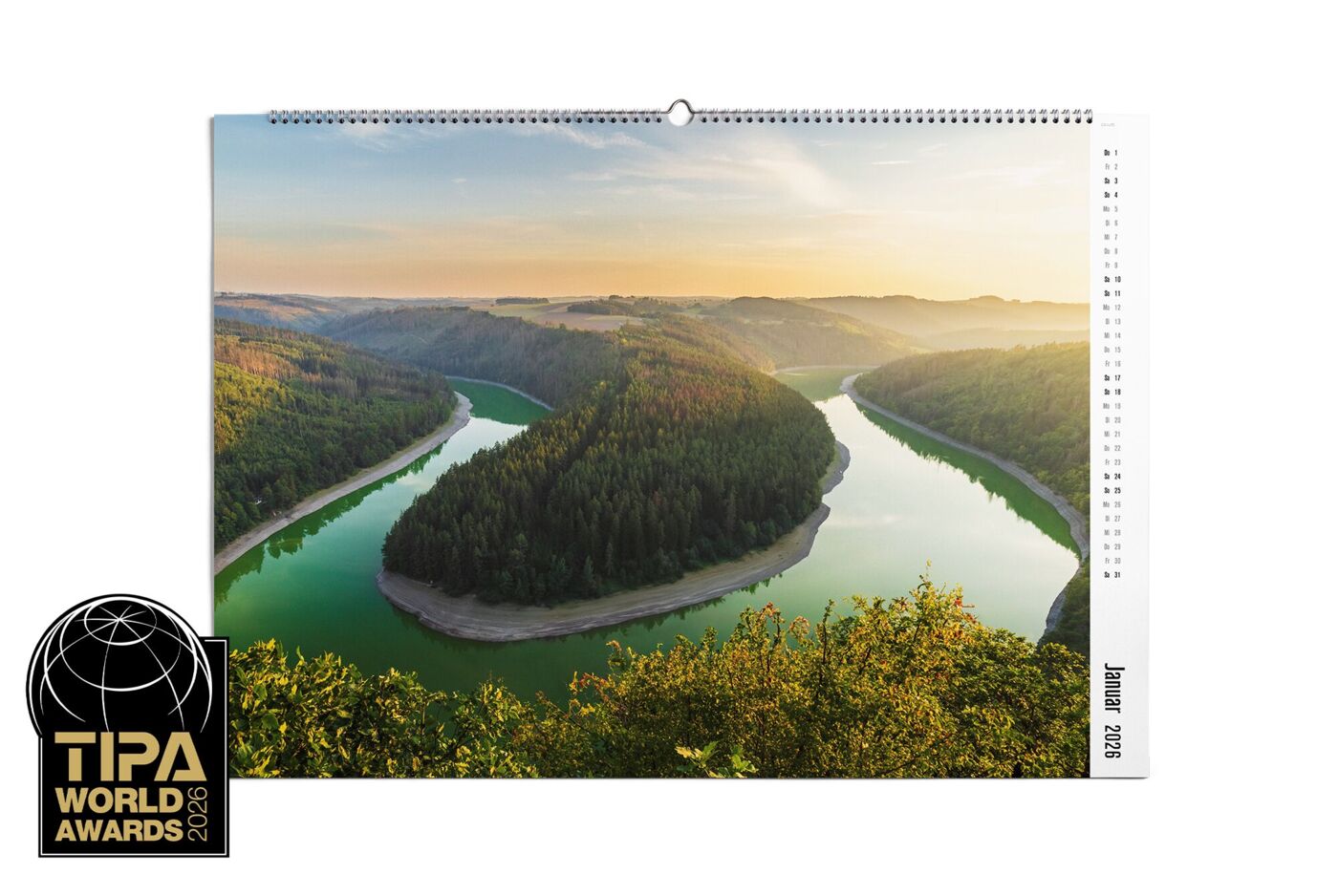 CEWE Fotokalender mit einem beeindruckenden Landschaftsfoto eines Flusses inmitten grüner Hügel im Sonnenlicht