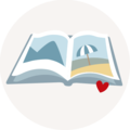 Un livre photo ouvert montre un paysage de plage avec un parasol et des montagnes en arrière-plan. CEWE PHOTOBOOK.