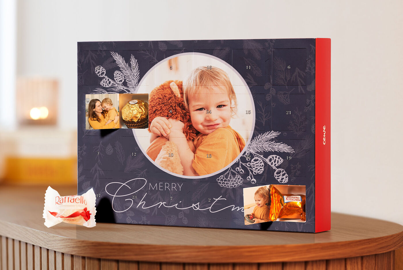 Un livre photo de Noël avec des motifs et des images festives.