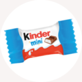 Un emballage coloré de Kinder Mini chocolat avec un bord bleu